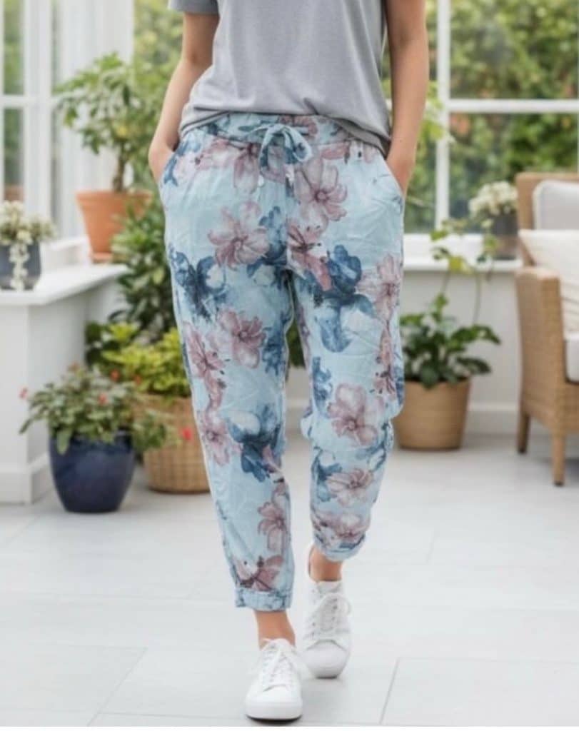 Magiska byxor i ljusblåblommigt