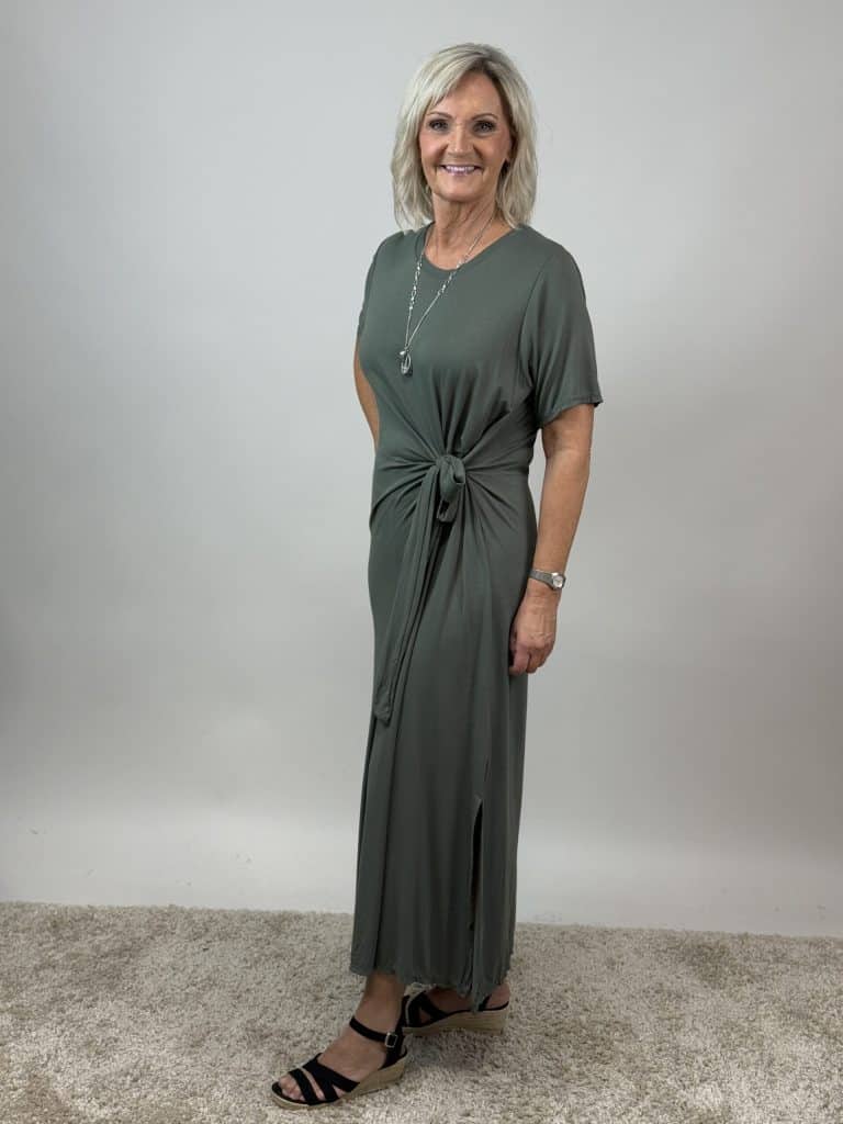 Mjuk klänning i armygrön med knyte i sidan