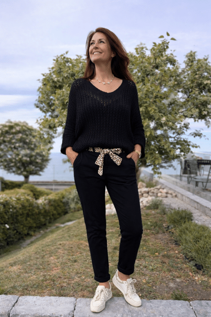 Stilren byxa med volangficka i svart