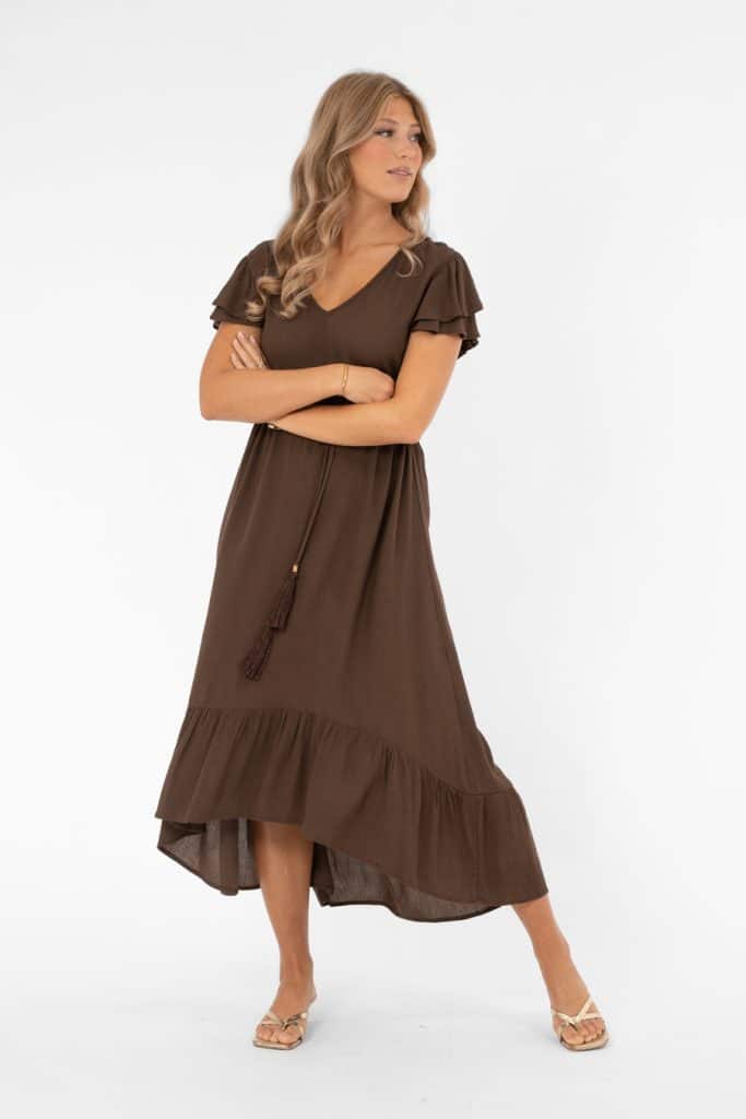 Viskosklänning med v-ringning i brunt