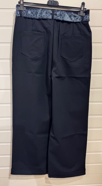 Marinblå byxa med tillhörande skärp
