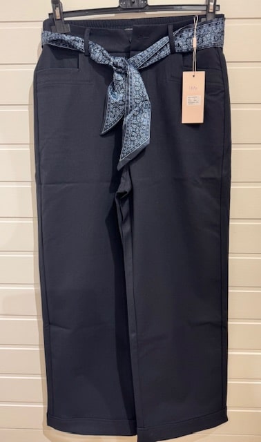 Marinblå byxa med tillhörande skärp