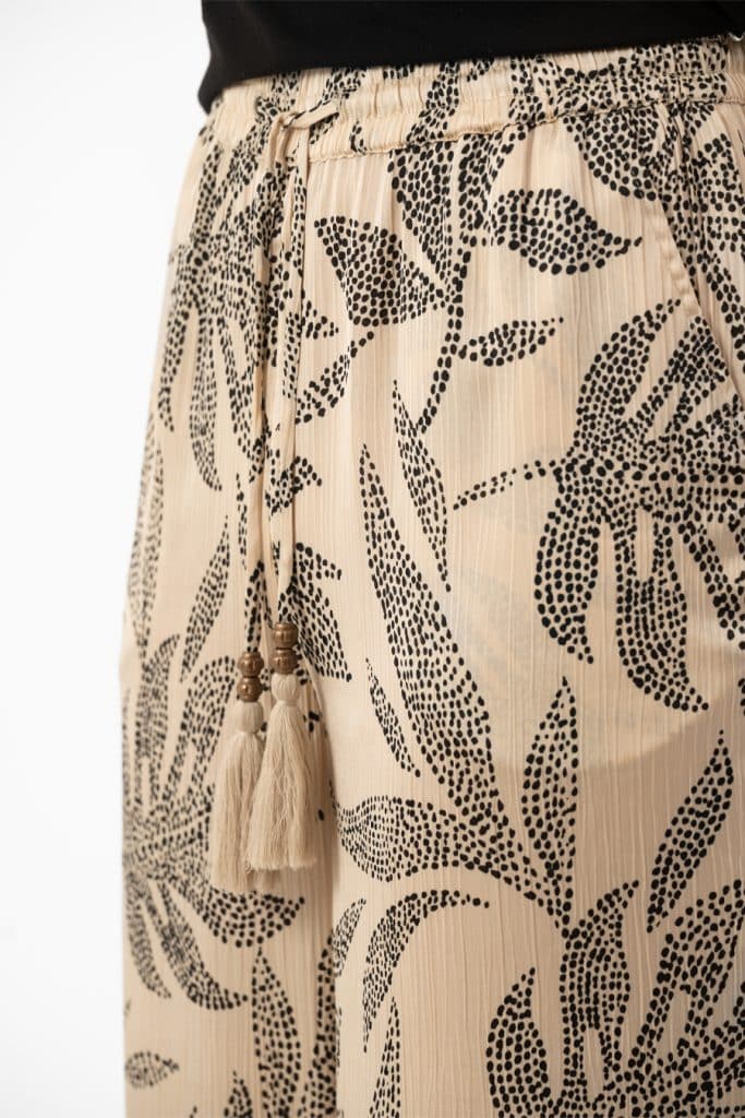 Palmblads-mönstrade byxor i krinklad polyestersilke