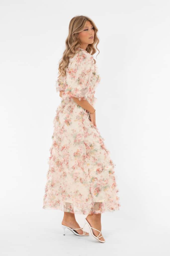 Blommönstrad och romantisk klänning med tyllvolanger
