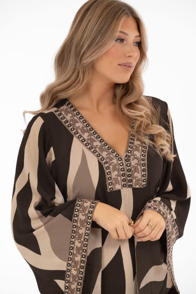 Elegant klänning i abstarkt mönster