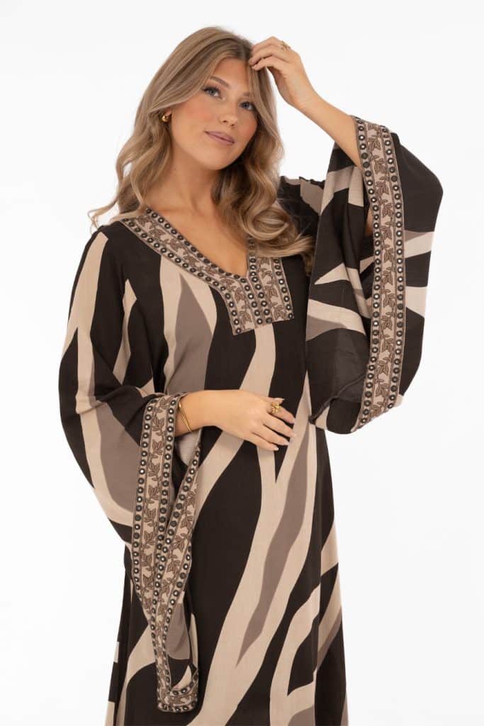 Elegant klänning i abstarkt mönster