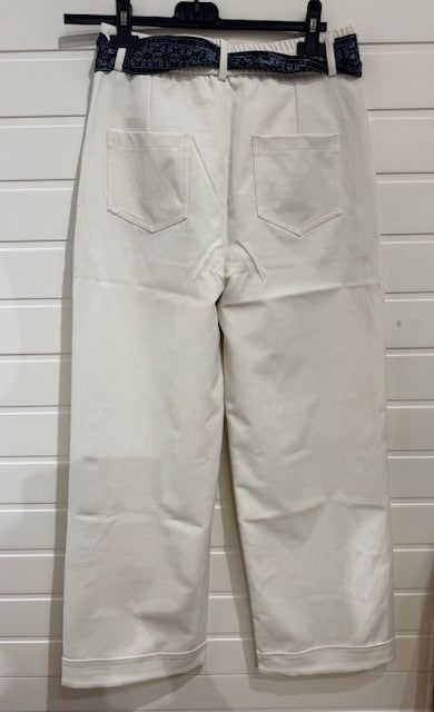 Cremevit byxa med tillhörande skärp/scarves i marinblått