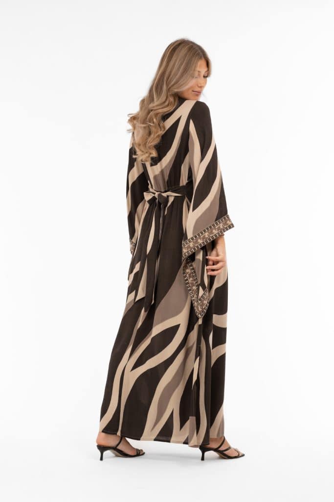 Elegant klänning i abstarkt mönster