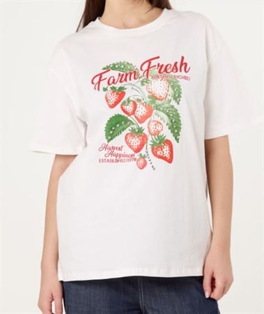 T-shirt med “Farm Fresh”-tryck (jordgubbar) – Caramell Fashion 🍓✨