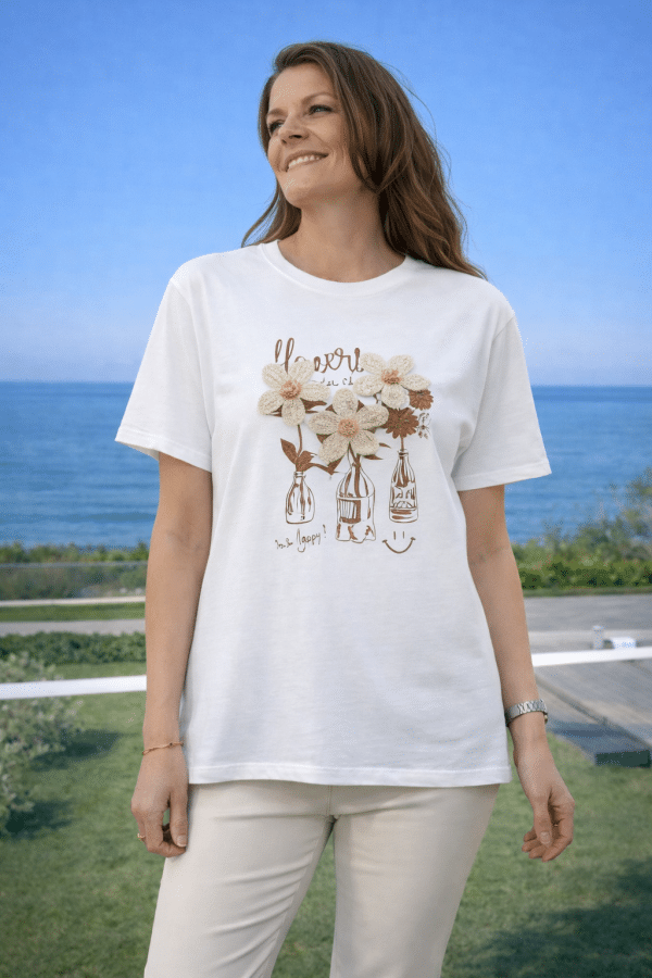 🌼 T-shirt med virkade blommor – Caramell Fashion 🌼