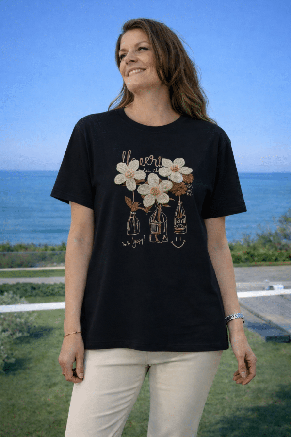 🌼 T-shirt med virkade blommor – Caramell Fashion 🌼