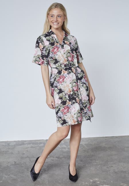 🌸 Skjortklänning från Sister Point – feminin & trendig ✨