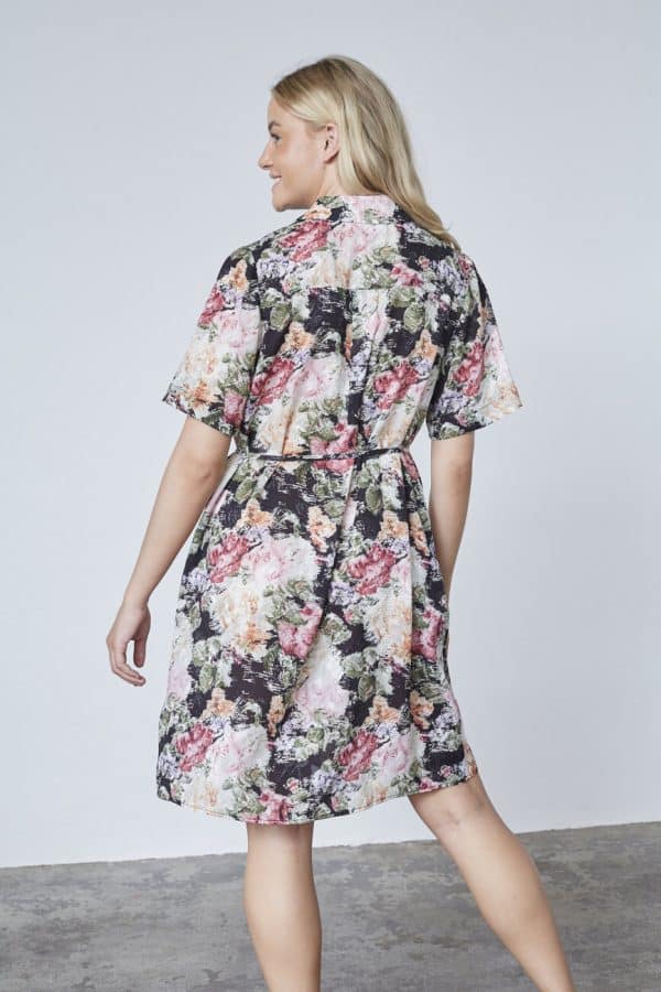 🌸 Skjortklänning från Sister Point – feminin & trendig ✨