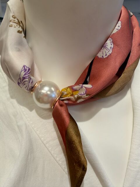 Silkig flygvärdinnesjal i gammelrosa med magnet