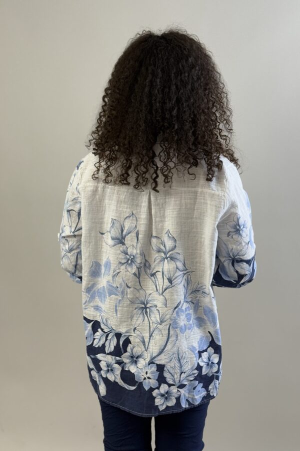 Vit genomknäppt bomullsblus med blombård nertill