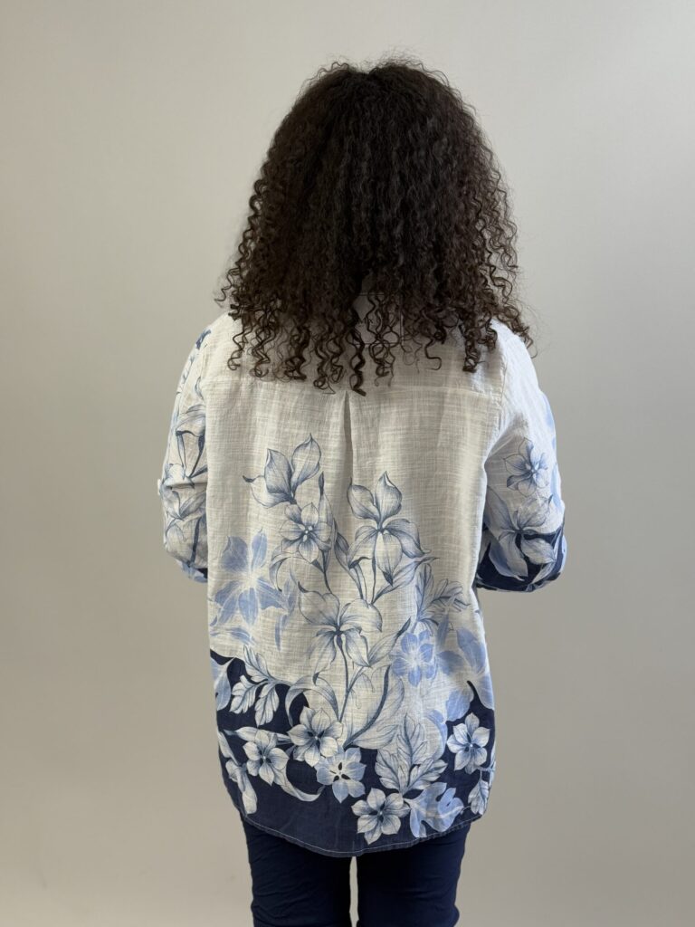 Vit genomknäppt bomullsblus med blombård nertill