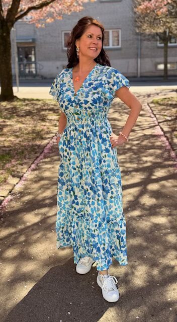 Lång klänning i mönstrad blått