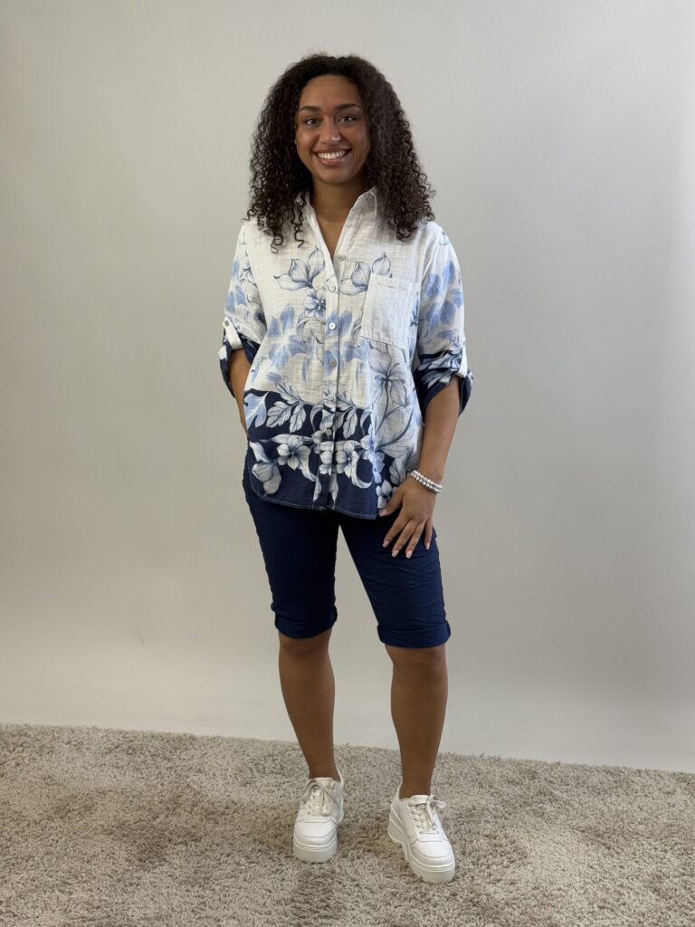 Vit genomknäppt bomullsblus med blombård nertill