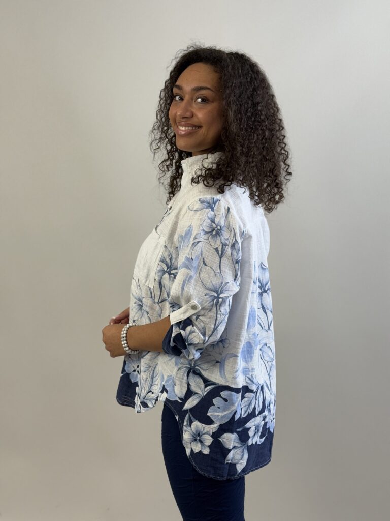 Vit genomknäppt bomullsblus med blombård nertill