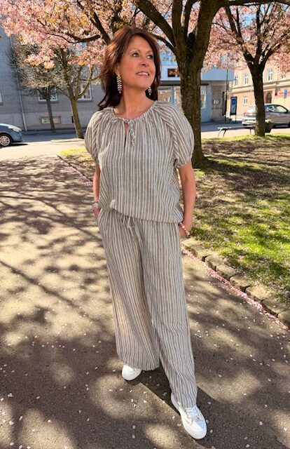 Fin blus i randigt nougat