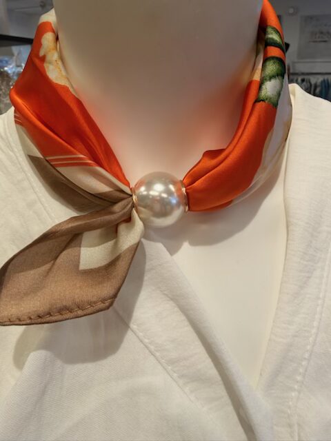 Sjal i orange med magnet