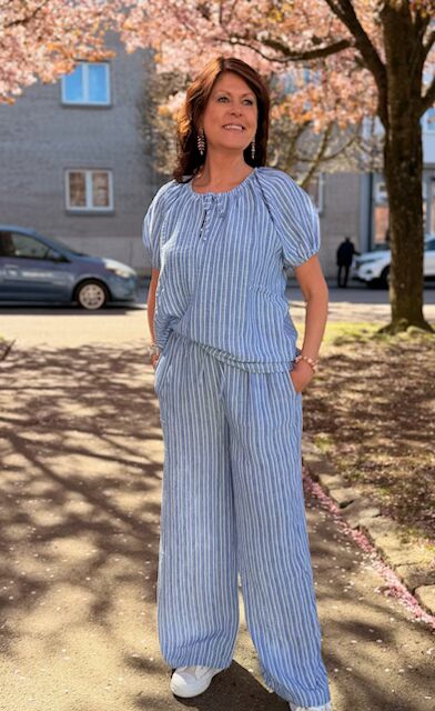 Fin blus i randigt blå