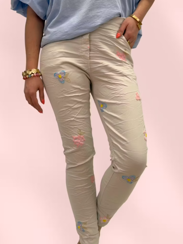 Magiska byxor i beige med brodyr
