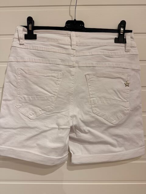 Vita shorts med blingknappar
