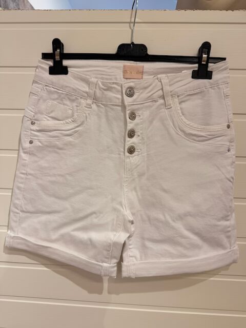 Vita shorts med blingknappar
