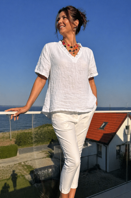 Linnetopp med volangkant i vitt