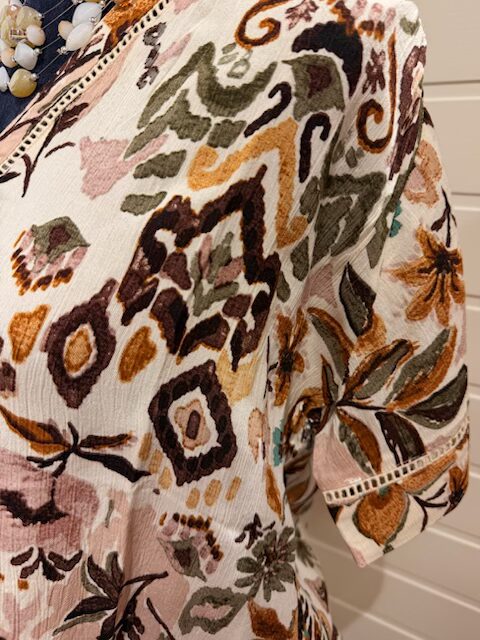 Fin brunmönstrad blus med knappar framtill