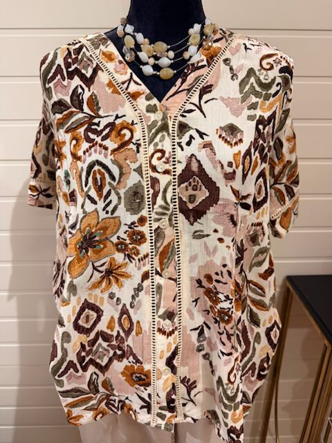 Fin brunmönstrad blus med knappar framtill