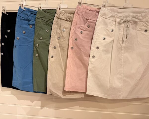 Magisk kort kjol med silverknappar på sidorna