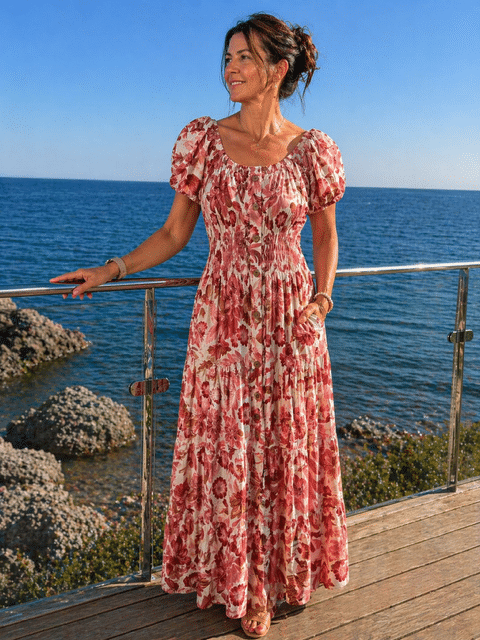 Lång rosamönstrad klänning