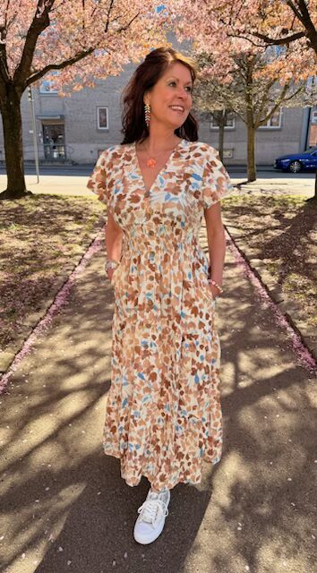 Lång klänning i mönstrad beige