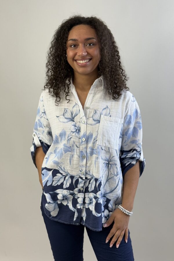 Vit genomknäppt bomullsblus med blombård nertill