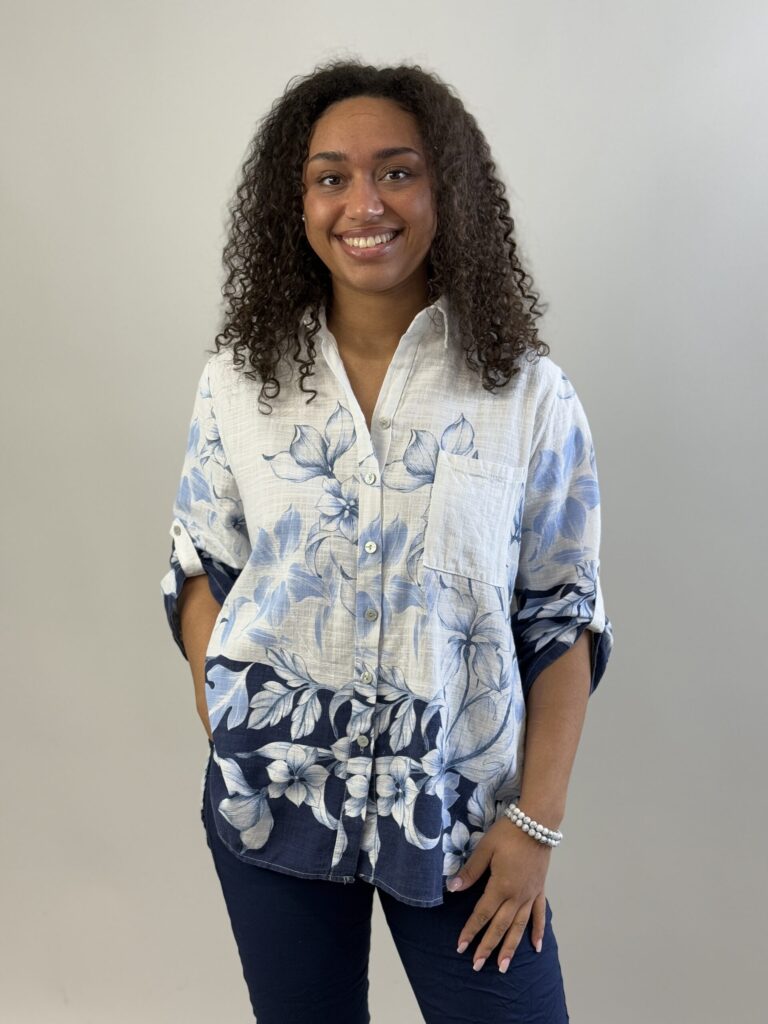 Vit genomknäppt bomullsblus med blombård nertill