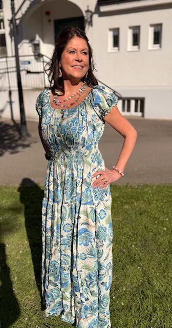 Lång klänning mönstrad i grönt och blått