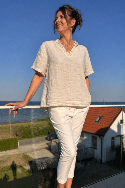 Linnetopp med volangkant i beige