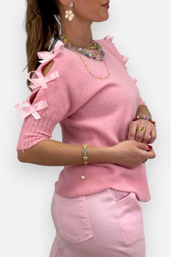 Rosa stickad tröja med rosetter