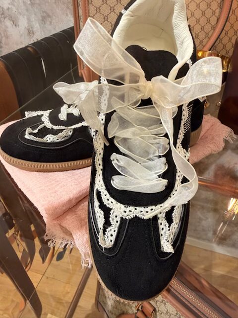 Svarta sneakers med satinband