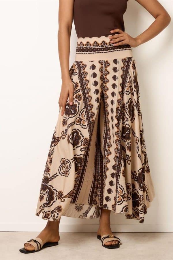 Härlig mönstrad byxkjol med vida ben