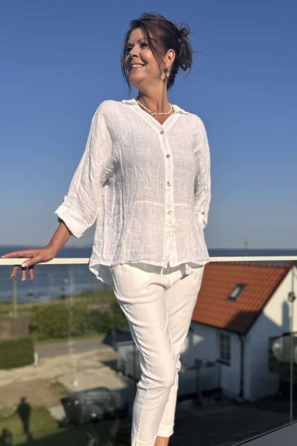 Klassisk vit linneskjorta