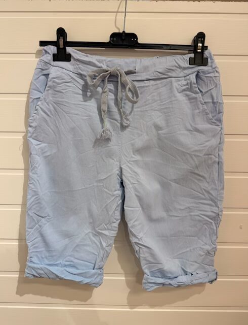 Magiska caprishorts i ljusblått