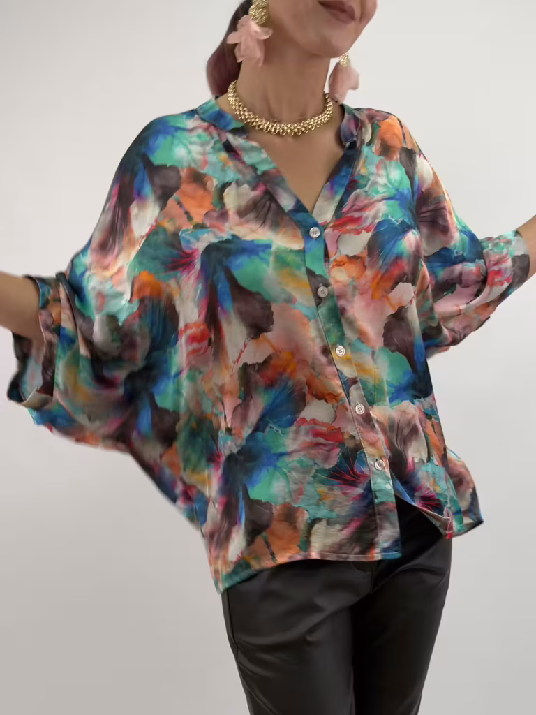 Mönstrad blus med vid ärm