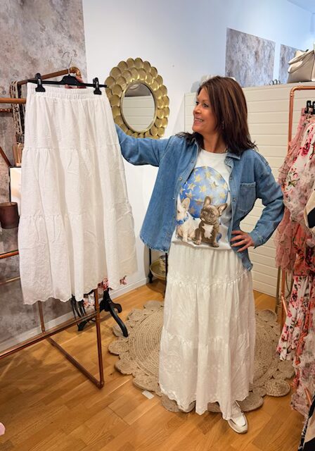 Vit kjol med volanger och brodyr