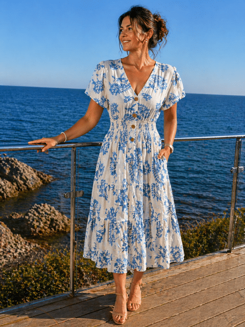 Kort blåmönstrad V-ringad klänning