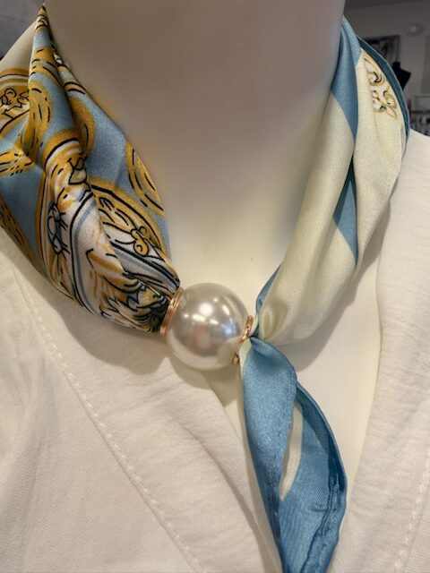 Silkig sjal med magnet i blått