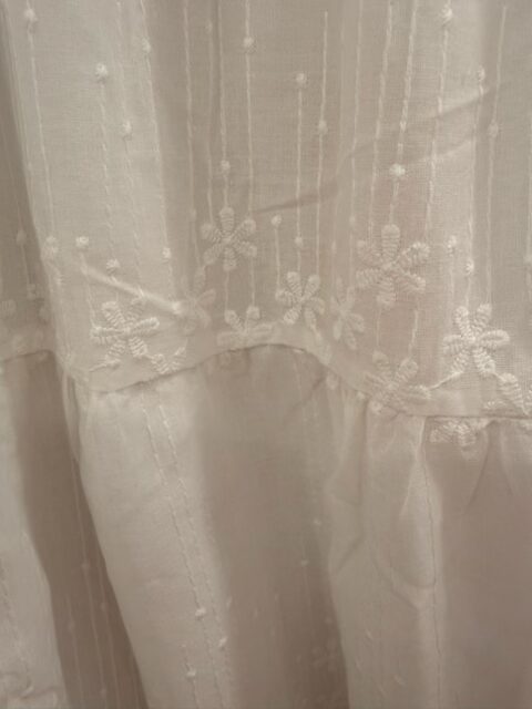 Vit kjol med volanger och brodyr