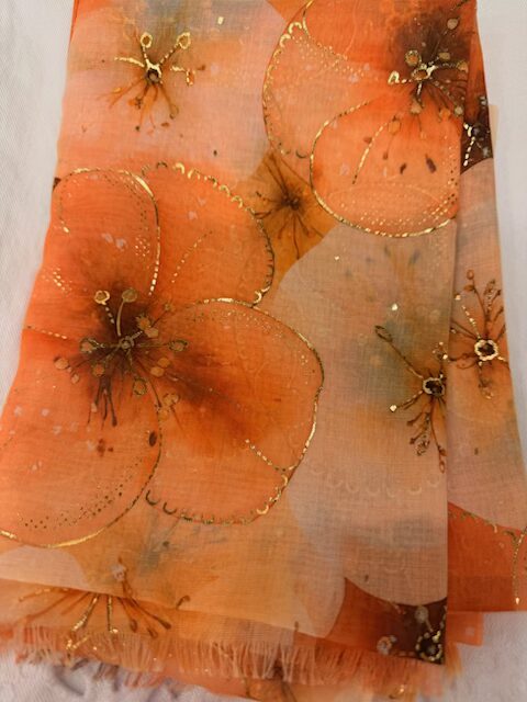 Fin blommönstrad viscosesjal i orange med guldinslag